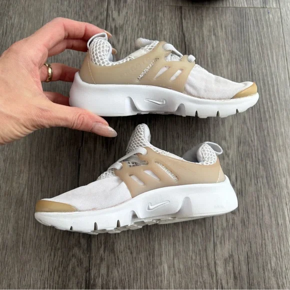 Toddler Nike Sneaker with Elastic Laces 10 - Picture 2 of 6